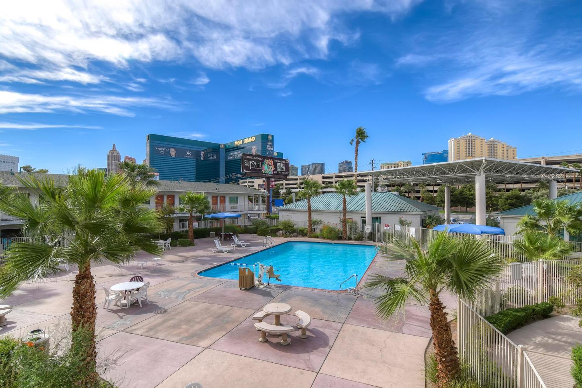 Hotel Tropicana By Townhouse